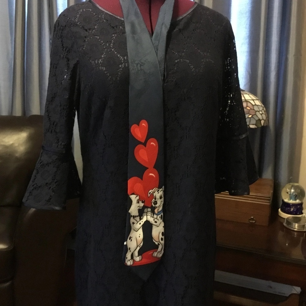 DISNEY 101 Dalmatians  men’s tie with Pongo and Perdita clutching each other